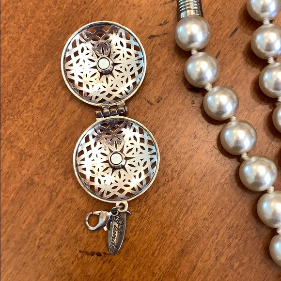 Plunder pearl necklace and large locket. - Picture 6 of 6